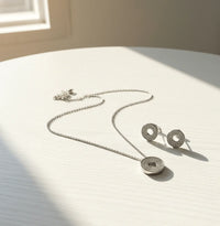 طقم قلادة وأقراط دائرية أنيقة بتصميم هالة